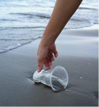 เรื่องจากปก : "Beating Plastic Pollution - รวมพลังพิชิตมลพิษพลาสติก"